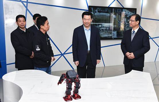 陕西省副省长庄长兴(右二)一行在陕西机电职业技术学院调研