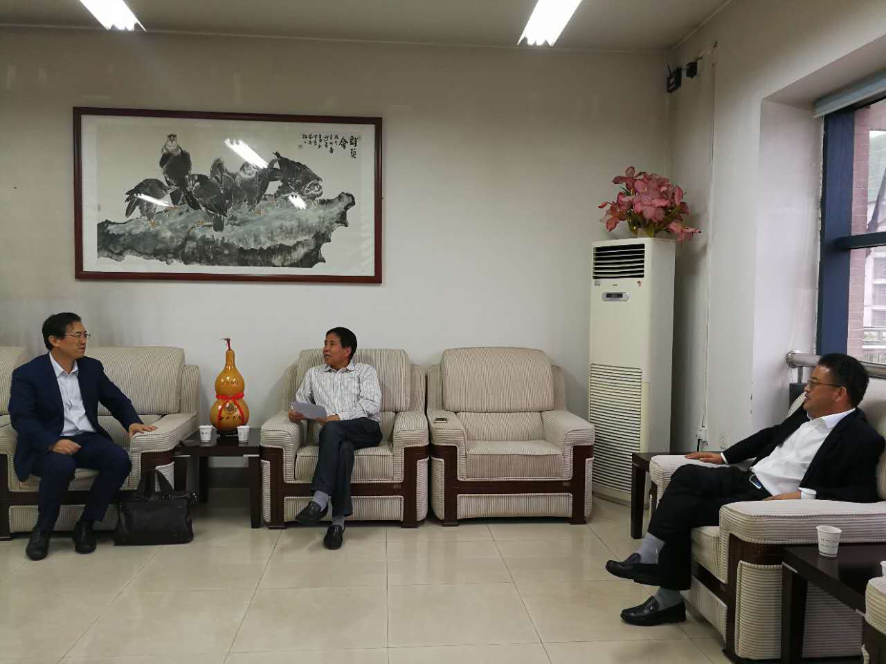 司晓宏一行与贾明德会谈